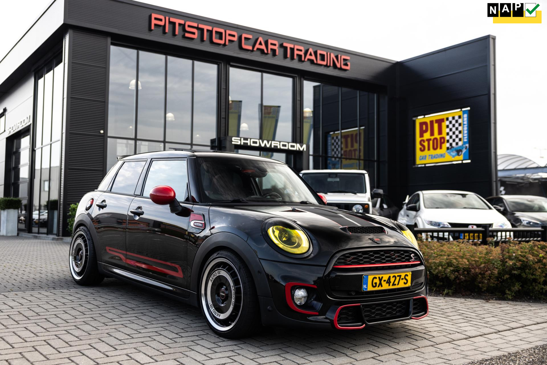 MINI Cooper S Mini 2.0 JCW Custom, Pano, Rally uitvoering uniek! 47022668-0.jpg | Pitstop Car Trading